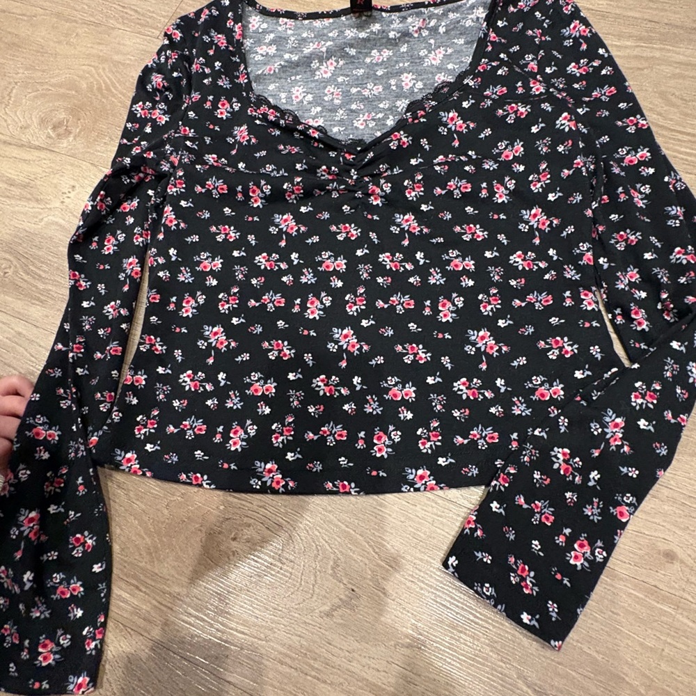 5/$25 ROMWE Black Long-Sleeve Floral V-Neck Crop Top